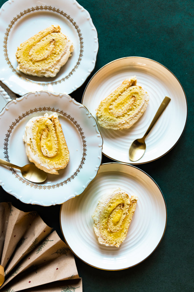 Astuces pour réussir et sublimer sa génoise. Bûche roulée à la génoise garnie de crème citron et décorée de chantilly et de rondelles de citron vert. Part de bûche au citron et au chocolat blanc