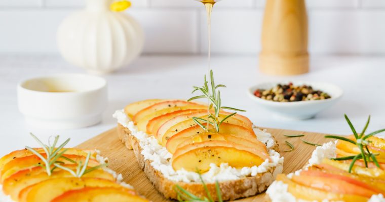 Tartines pommes, chèvre et miel