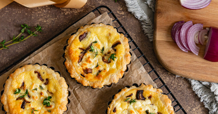 Mini quiches au chèvre et aux oignons caramélisés