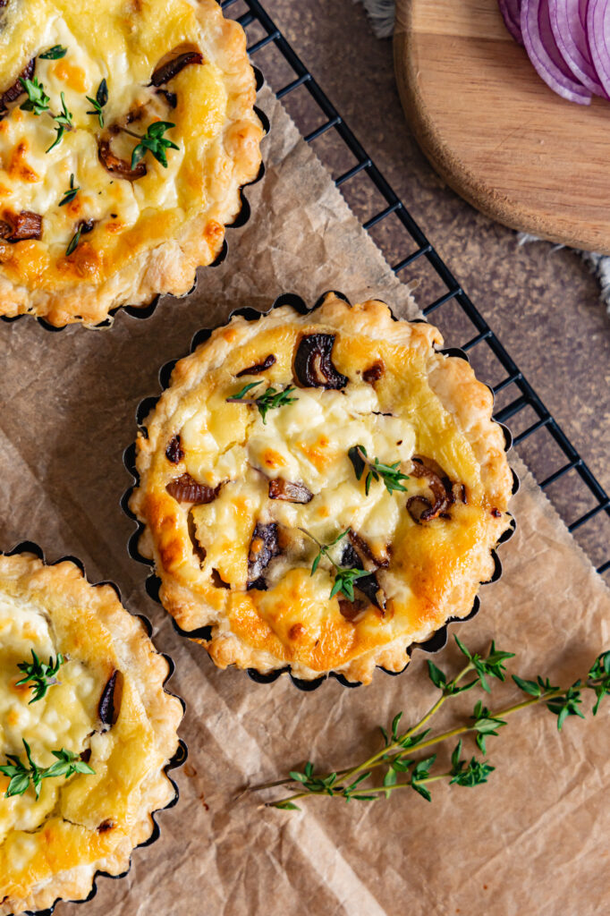 mini quiches au chèvre et aux oignons