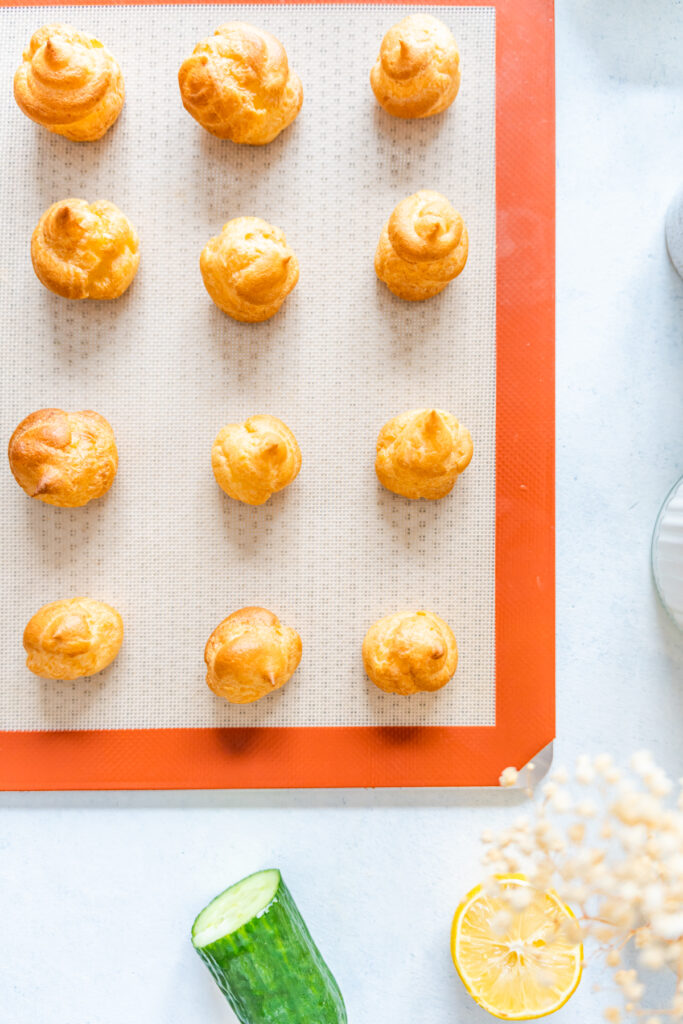 Astuce pour réussir ses choux garnis disposés sur une plaque de cuisson.