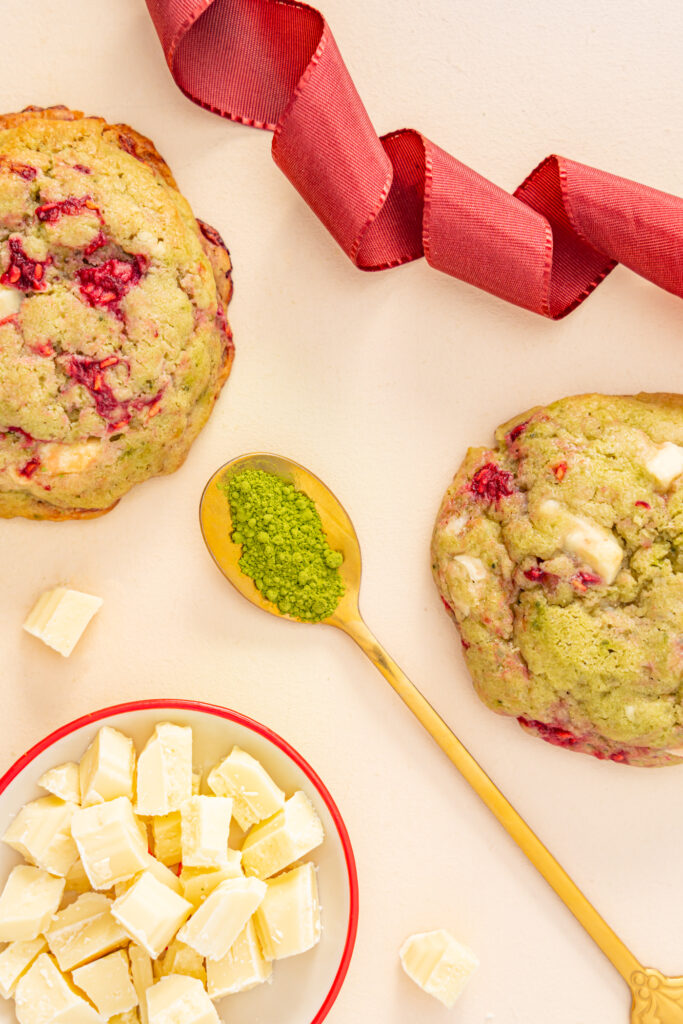 Des cookies au matcha, chocolat blanc et framboises. Recette à déguster au goûter. 