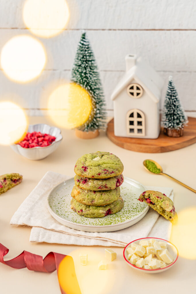 Cookies au matcha, chocolat blanc et framboises