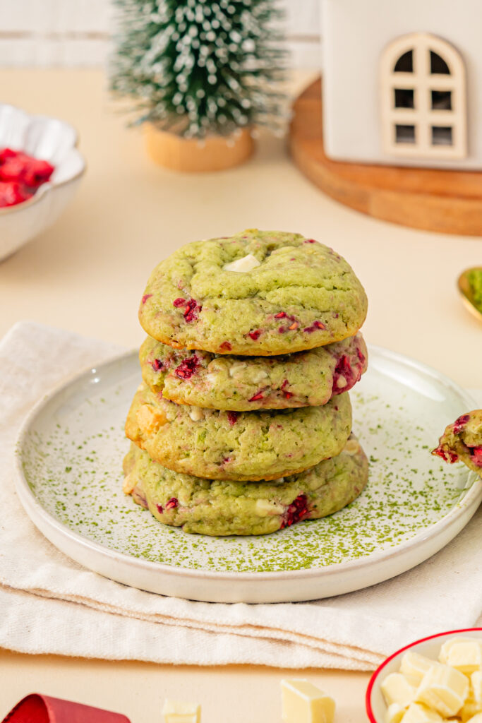 Cookies au matcha, chocolat blanc et framboises