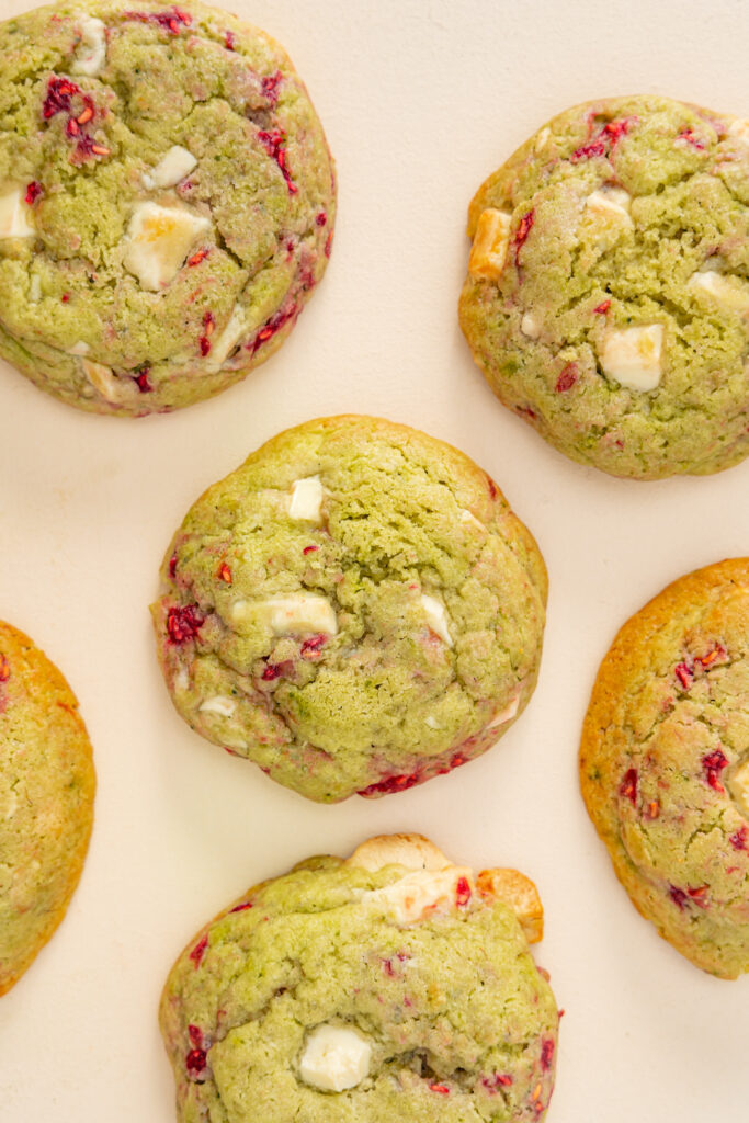 Cookies au matcha, chocolat blanc et framboises